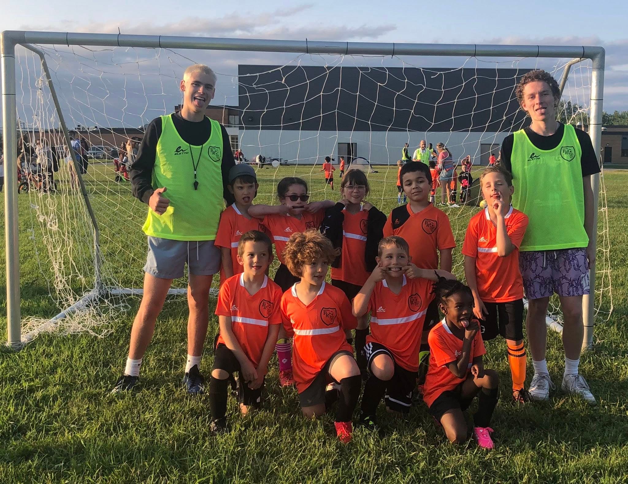 Soccer youth team in front of goal